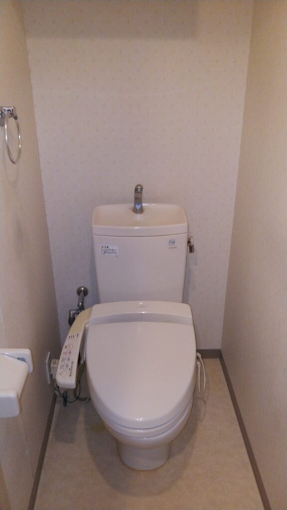 トイレお取替え工事　～壁紙・CFも一緒にお取替えで、まるで新しい空間に生まれ変わりました♪～